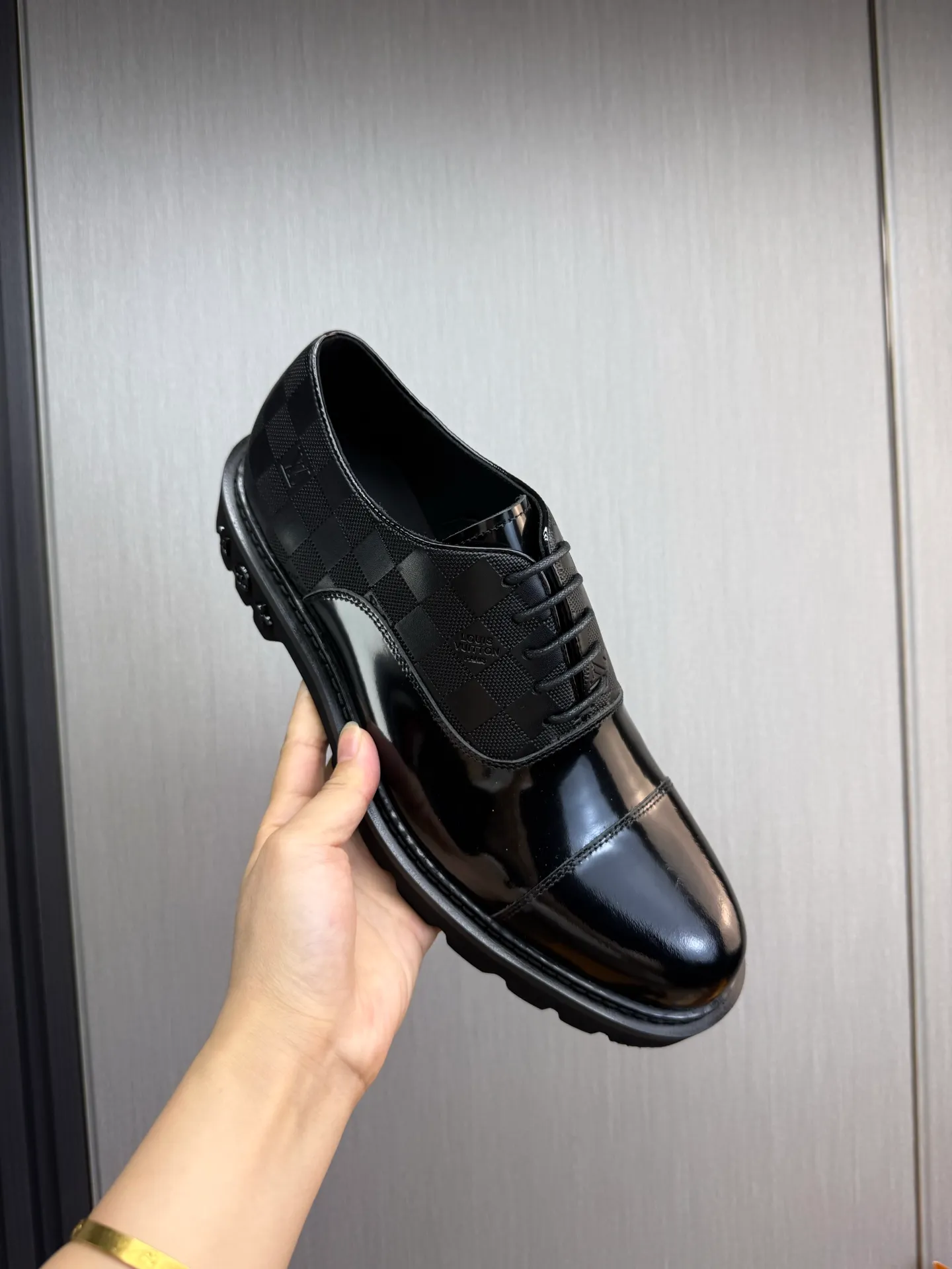 Men's shoes 💰900💰 LV. Men's casual lace-up leather shoes, the latest hot style 🔥 1:1 original purchase quality, top quality goods ⬆️The upper is imported open-edge beaded cowhide, cowhide, and cow suede. The hand-made three-dimensional stitching highlights the round toe design. The inner foot pads are all imported cowhide, with the original wear-resistant foam outsole, matching code 39-44, (38, 45 custom-made, non-refundable)